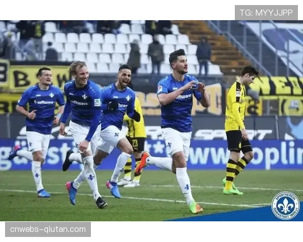 达姆施塔特球员在比赛第85分钟因拖延时间领到黄牌引发主场球迷掌声