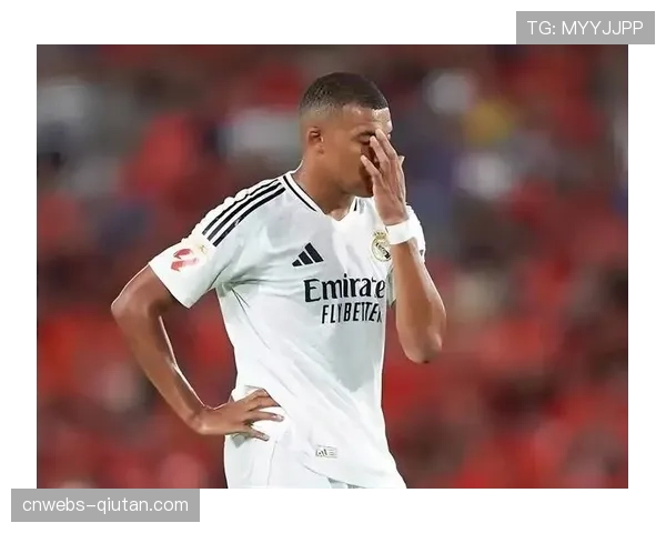 镜头捕捉：姆巴佩进球后跑向替补席，与即将离任的恩里克紧紧相拥